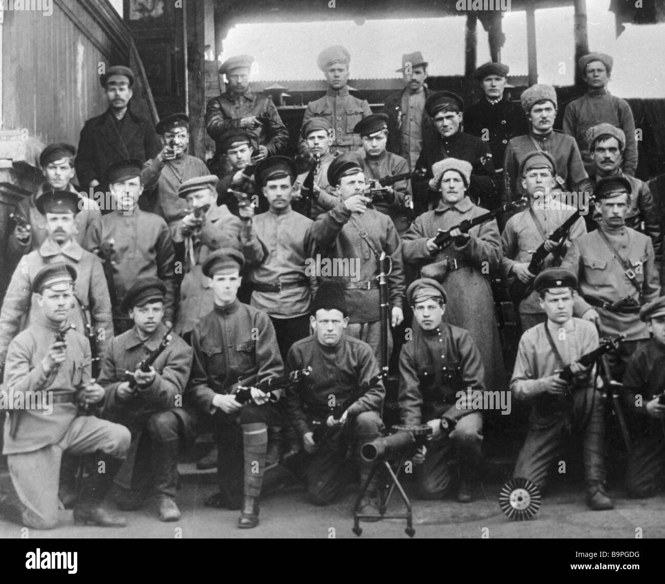 Отряд красной гвардии. Красногвардеец 1917. Красная гвардия 1917. Красногвардеец в революцию. Красногвардейцы в гражданской войне.