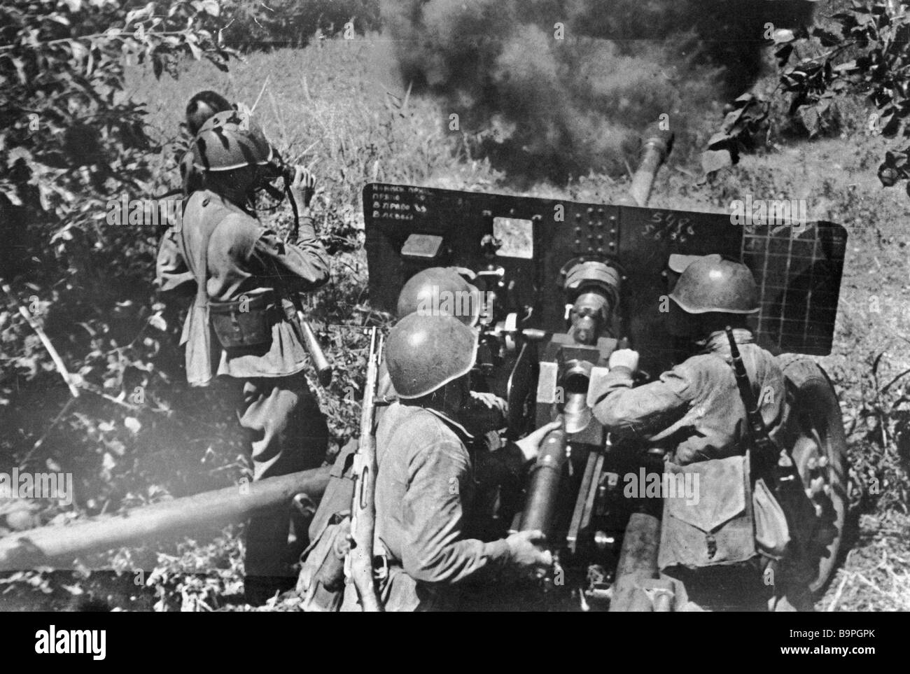 Soldiers firing artillery guns Stock Photo Alamy