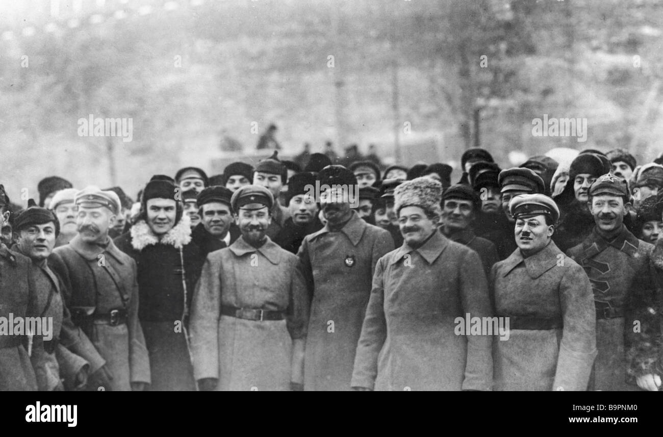 феликс дзержинский с детьми. вчк (1917-1922) феликс дзержинский. дзержинский 1917. 1917 г. комиссия дзержинского.