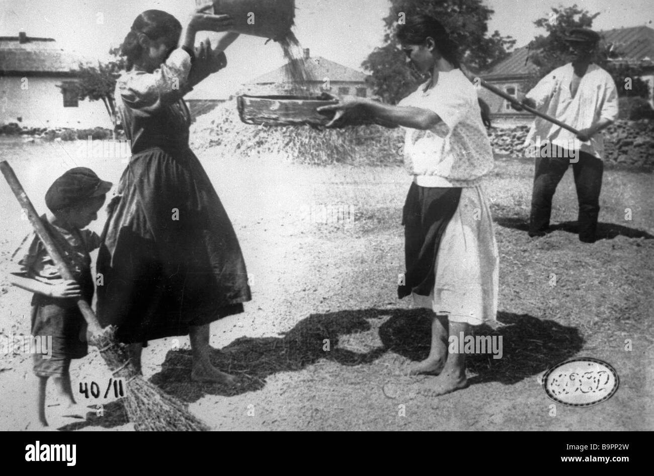 https://c8.alamy.com/comp/B9PP2W/women-winnowing-thrashed-grain-B9PP2W.jpg