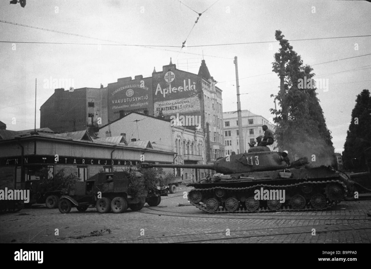 Soviet tanks enter Vyborg The Leningrad Front Stock Photo - Alamy