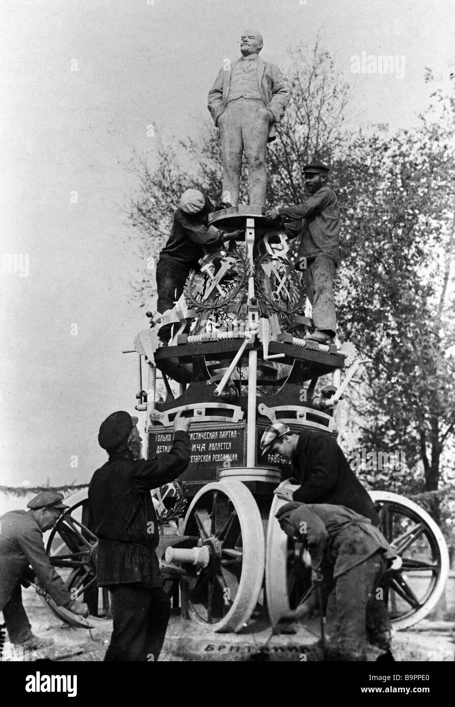 Railwaymen erecting the Lenin monument Stock Photo Alamy
