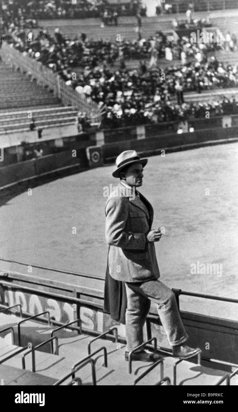 Маяковский путешествия. Путешествие маяковского. Маяковский 1927 год. Путешествие маяковского. Маяковский 1925.