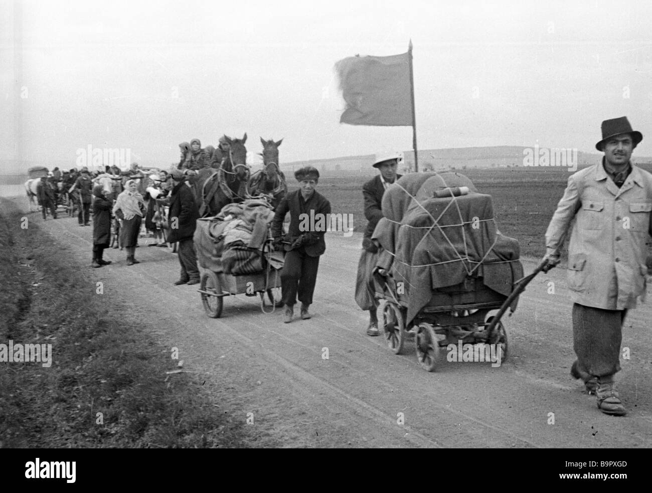 Refugees carrying their belongings in Vienna Stock Photo Alamy