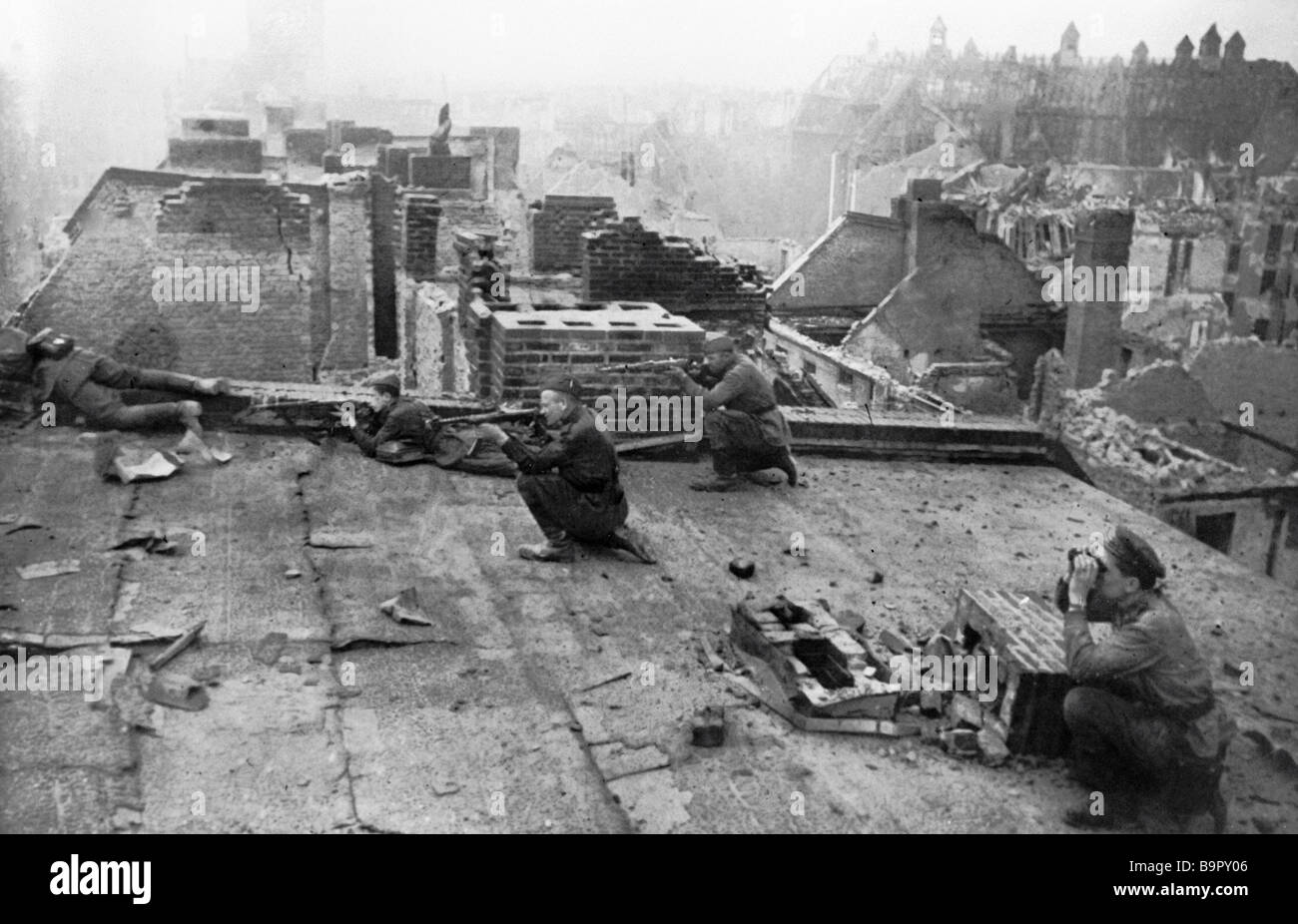 Soviet soldiers fighting in Berlin Stock Photo - Alamy
