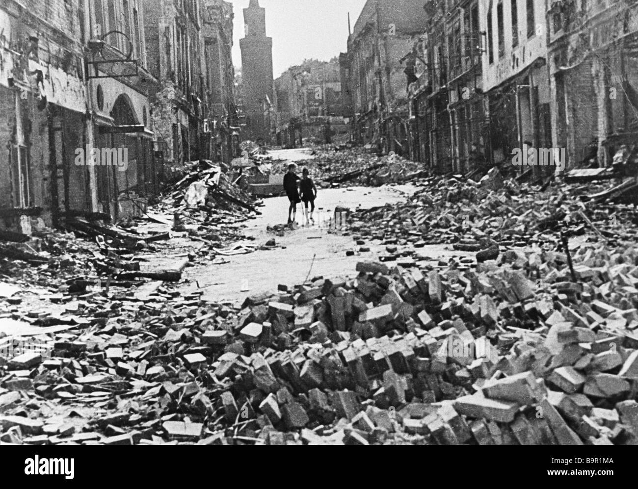 Помощь германии после войны. Берлин 1945 год. Руины Берлина 1945. Берлин после войны 1945. Разрушенный Берлин 1945.