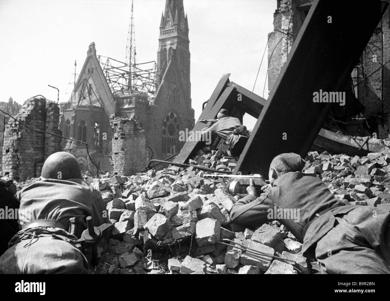 Soviet soldiers fighting in the streets of Berlin Stock Photo - Alamy