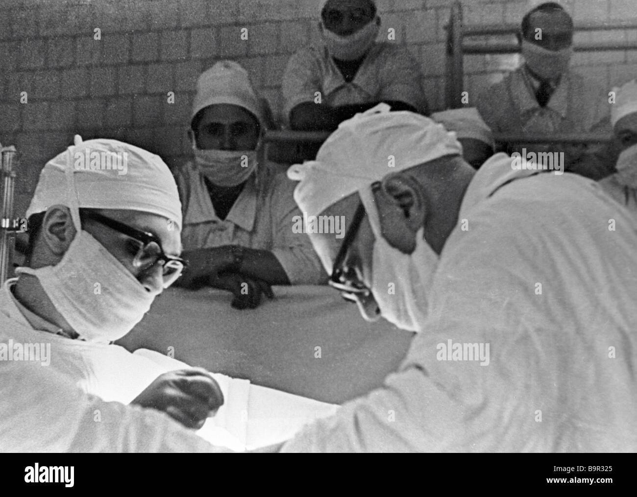 Тажетдинов олег халитович. Хохлатов дмитрий эдуардович хирург. Оперировал профессор. Кафедра нервных болезней и нейрохирургии. Оперировал профессор.