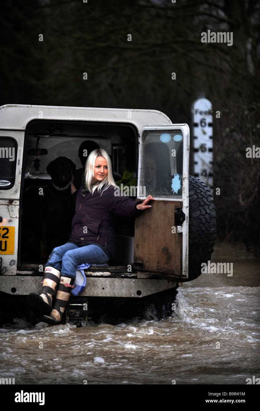 A LAND ROVER DEFENDER DRIVES THROUGH THE FLOODWATERS NEAR MAISEMORE GLOUCESTERSHIRE UK JAN 2008 Stock Photo