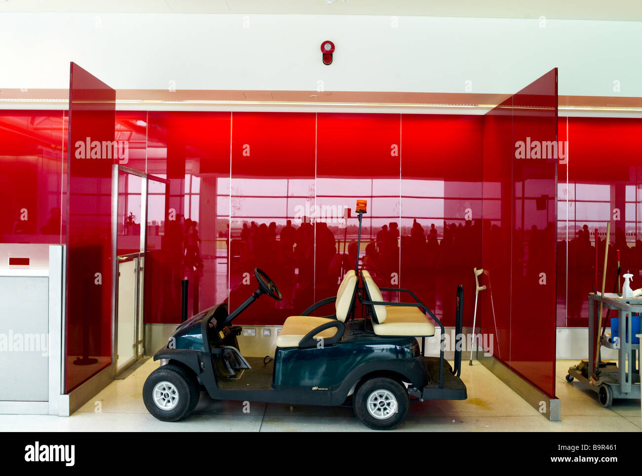 Airport cart electric hires stock photography and images Alamy