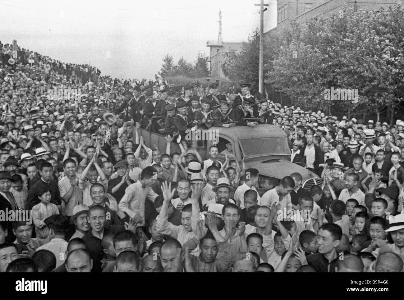 16 сентября принимал парад в харбине. Харбин 1945. Парад в Харбине 1945г. Харбин парад Победы 1945. Парад белой армии Харбин 1945.