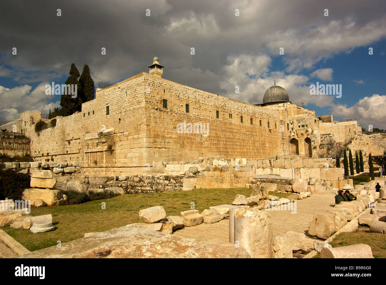 Stone walls fallen columns building remains in Jerusalem Archaeological Park excavation site in old city Stock Photo