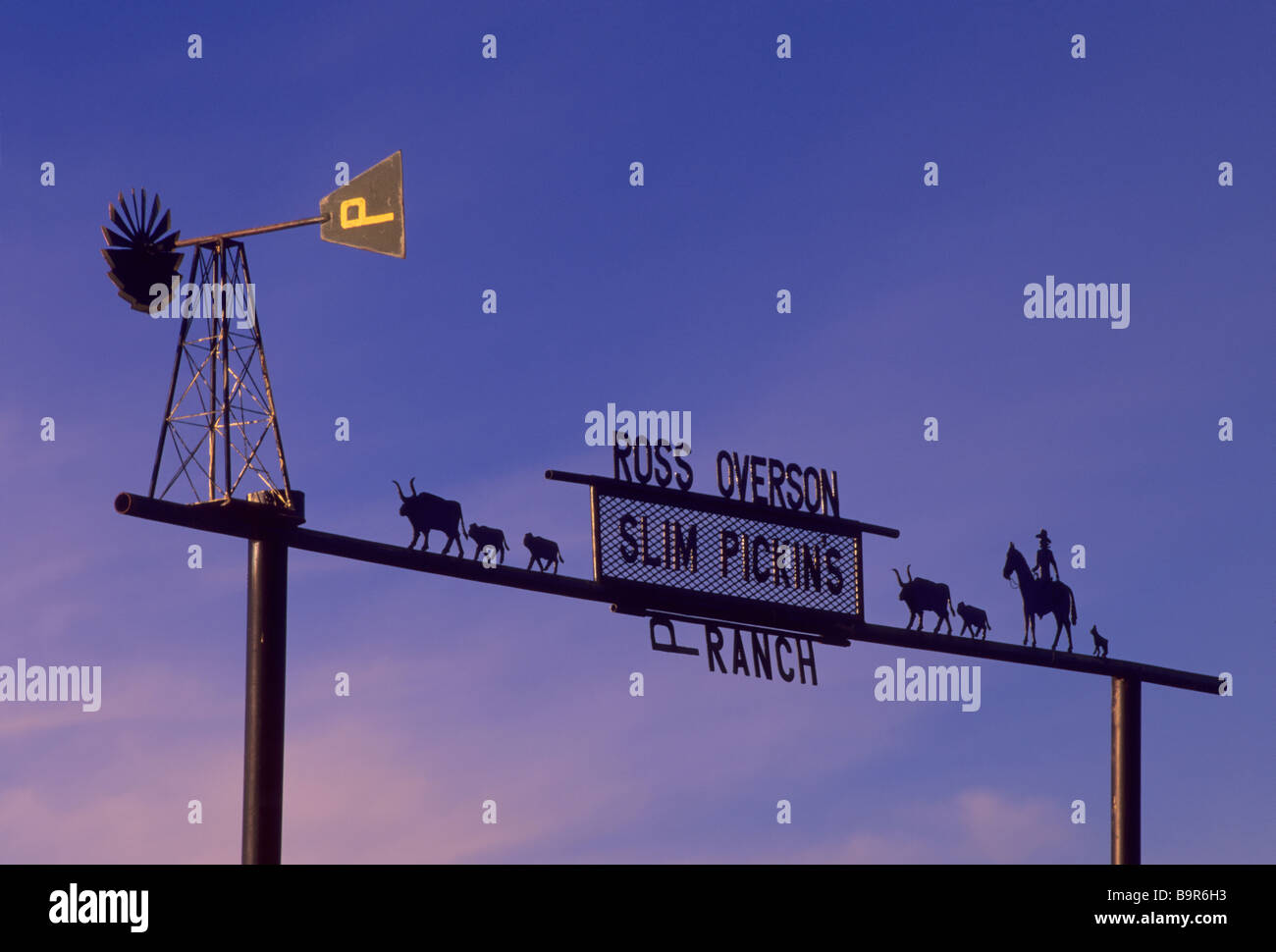 Wrought iron sign ranch gate hi-res stock photography and images - Alamy