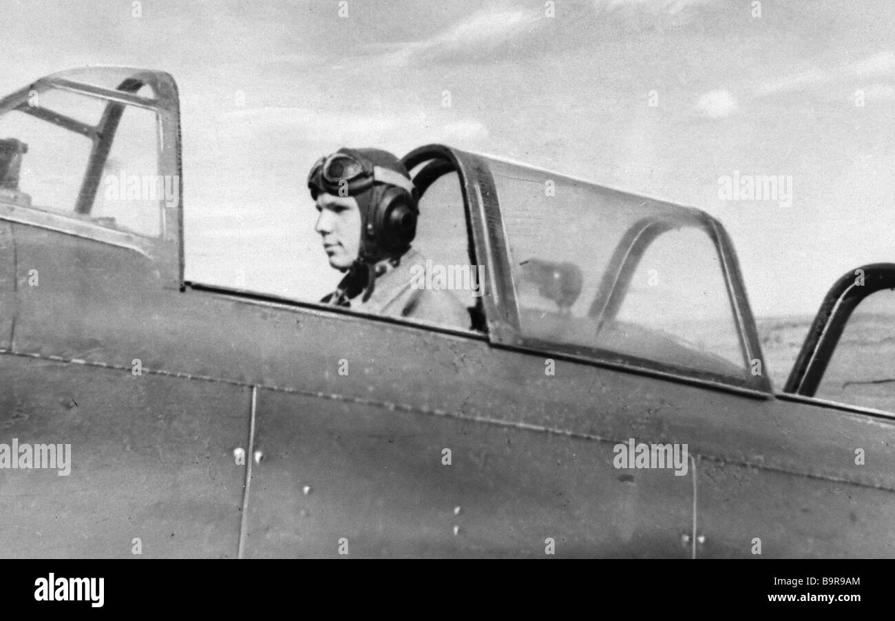 Первый самолет юрия гагарина. Гагарин летчик испытатель. Гагарин на як 18.