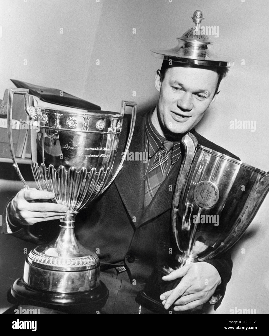 vsevolod-bobrov-ussr-football-champion-in-1946-1948-with-world-and-B9R9G1.jpg