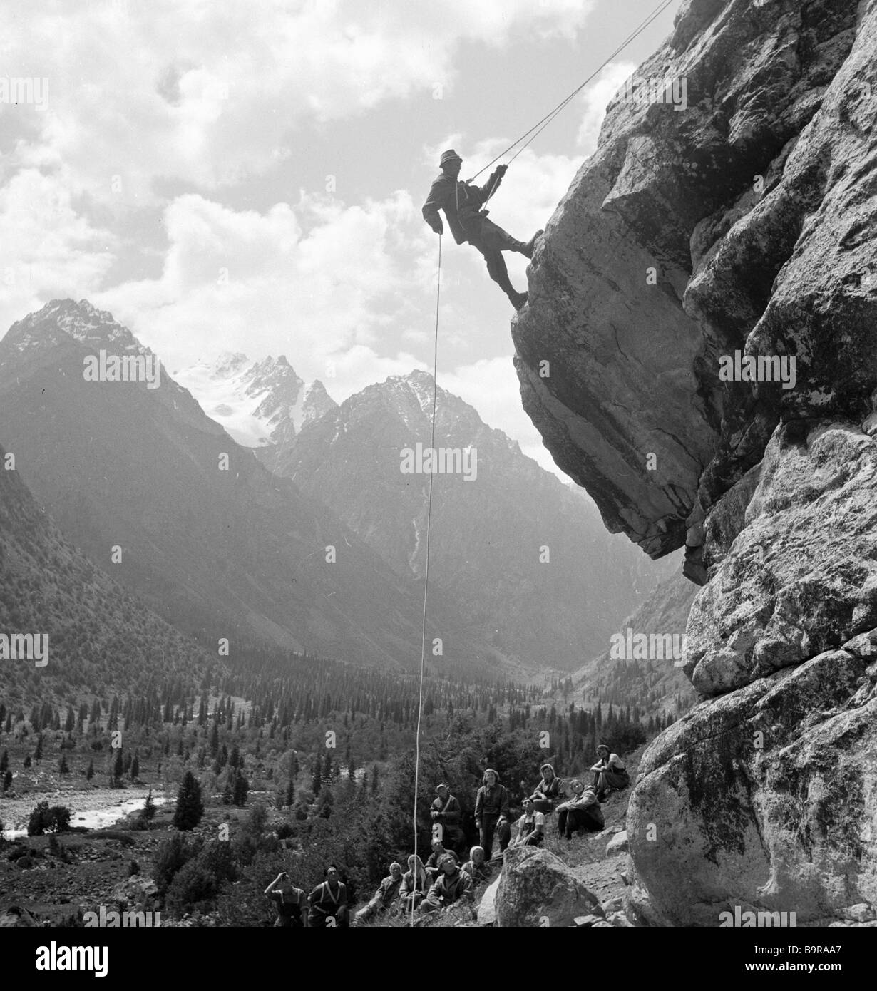 Подъем в гору. По которым поднимаются в. Скалолазание в горах. Чжанцзяцзе канатная дорога. Спортивный и экстремальный туризм.