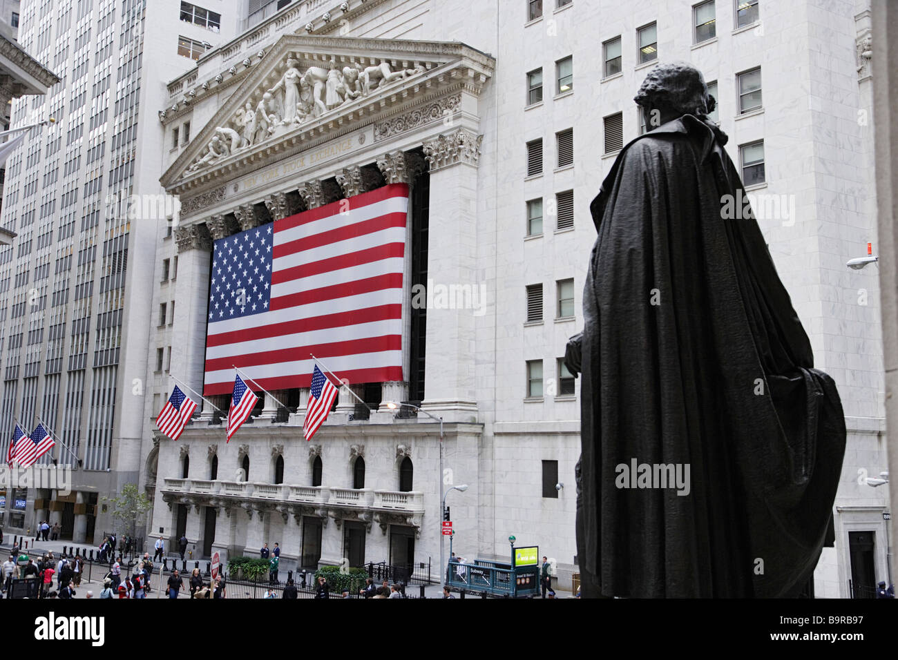 New York Stock Exchange and George Washington statue Wall Street ...