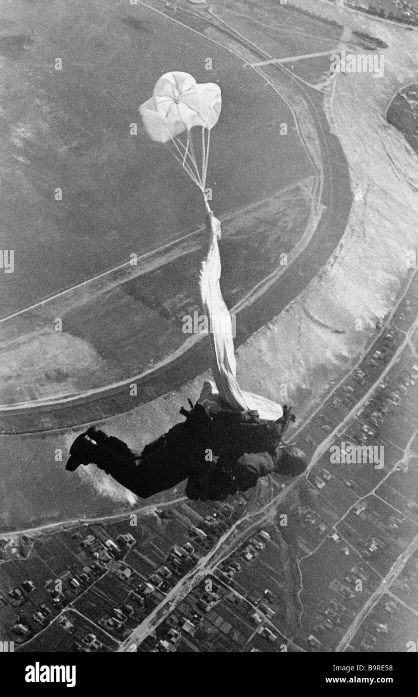 Parachutist Opens Chute In Mid Air Stock Photo - Alamy