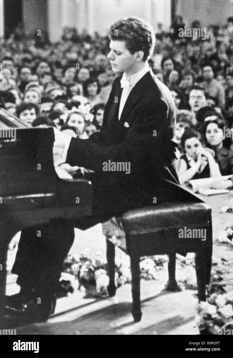 Van Cliburn performing at the First International Tchaikovsky Piano  Competition Stock Photo - Alamy