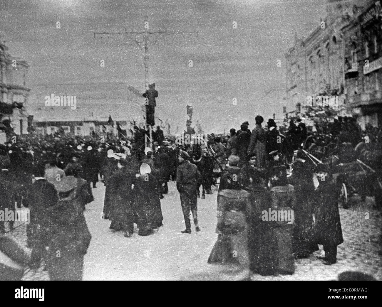 17 апреля 1905. Киев 1905 толпа у здания Думы. Революция 1905 фото. Манифестация 17 октября 1905 фото.