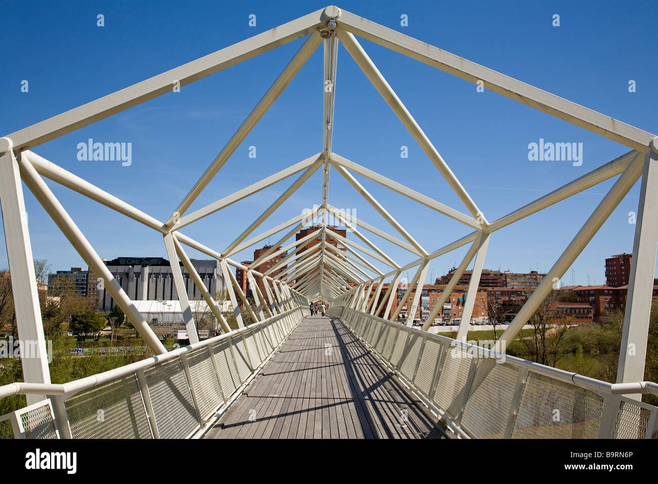 Pasarela del Museo de la Ciencia Valladolid Castilla Leon España Bridge of the Science Museum Valladolid Castilla Leon Spain Stock Photo