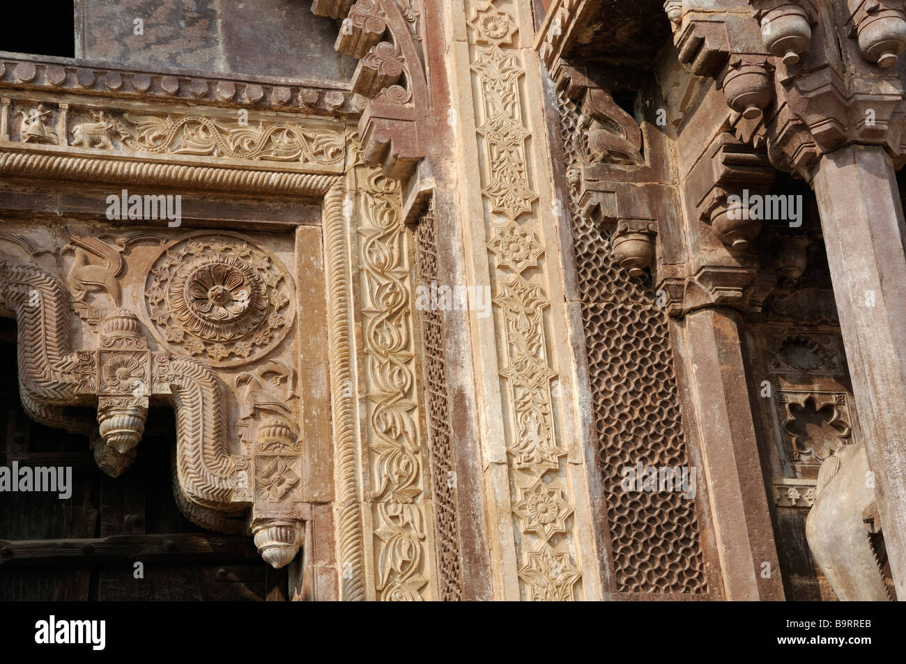 Intricately carved doorway made from carved sandstone in  Jahangir Mahal (Palace) at Orchha. This was one of the palaces built b Stock Photo