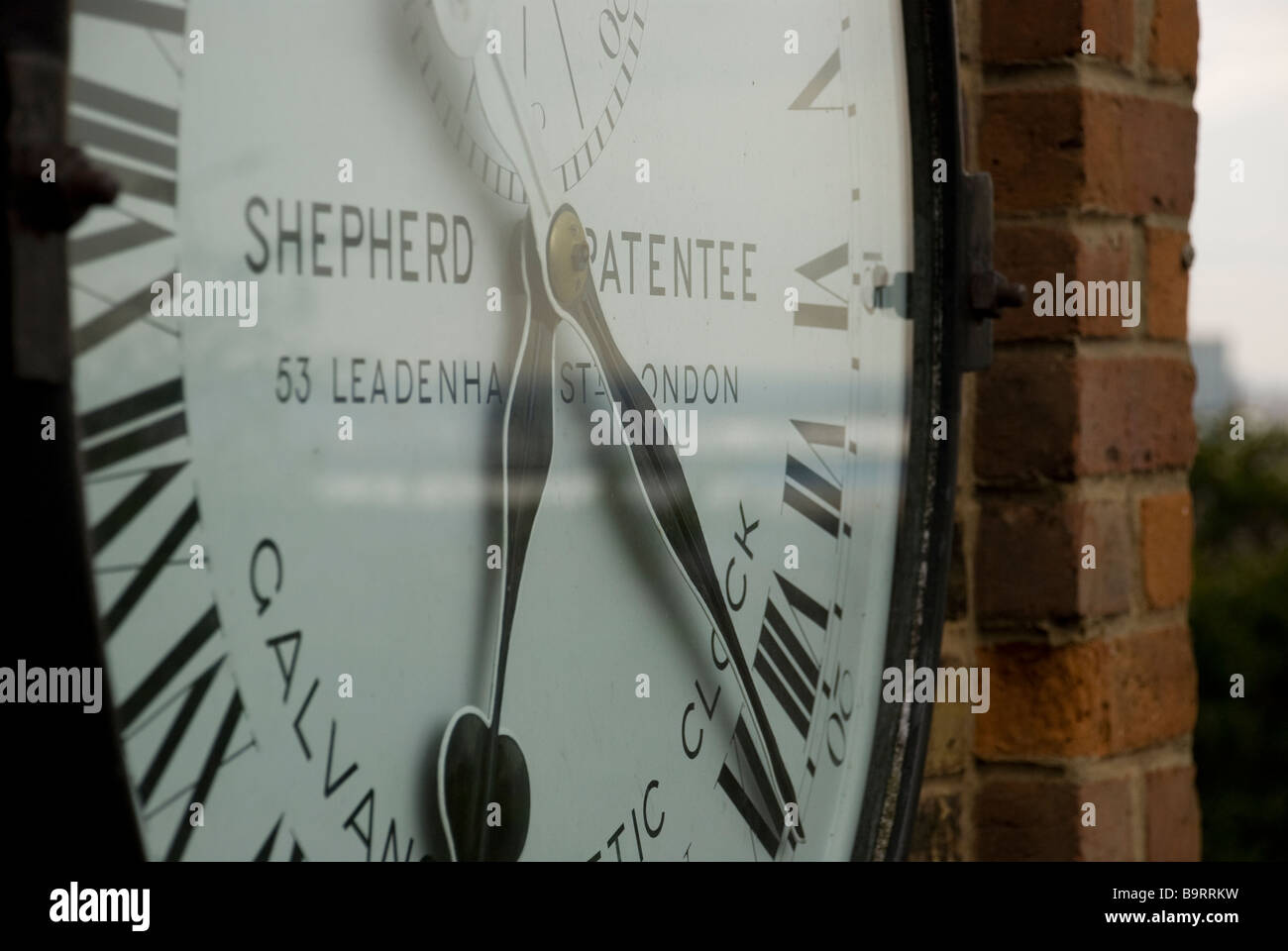 greenwich meantime time mean clock 24 tenty four hour minute second hand face white black brick london royal observatory meridia Stock Photo