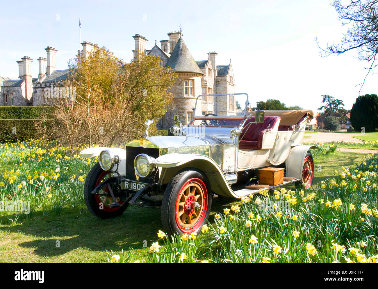1909 Rolls Royce Silver Ghost outside Palace House, Beaulieu with daffodils. Stock Photo