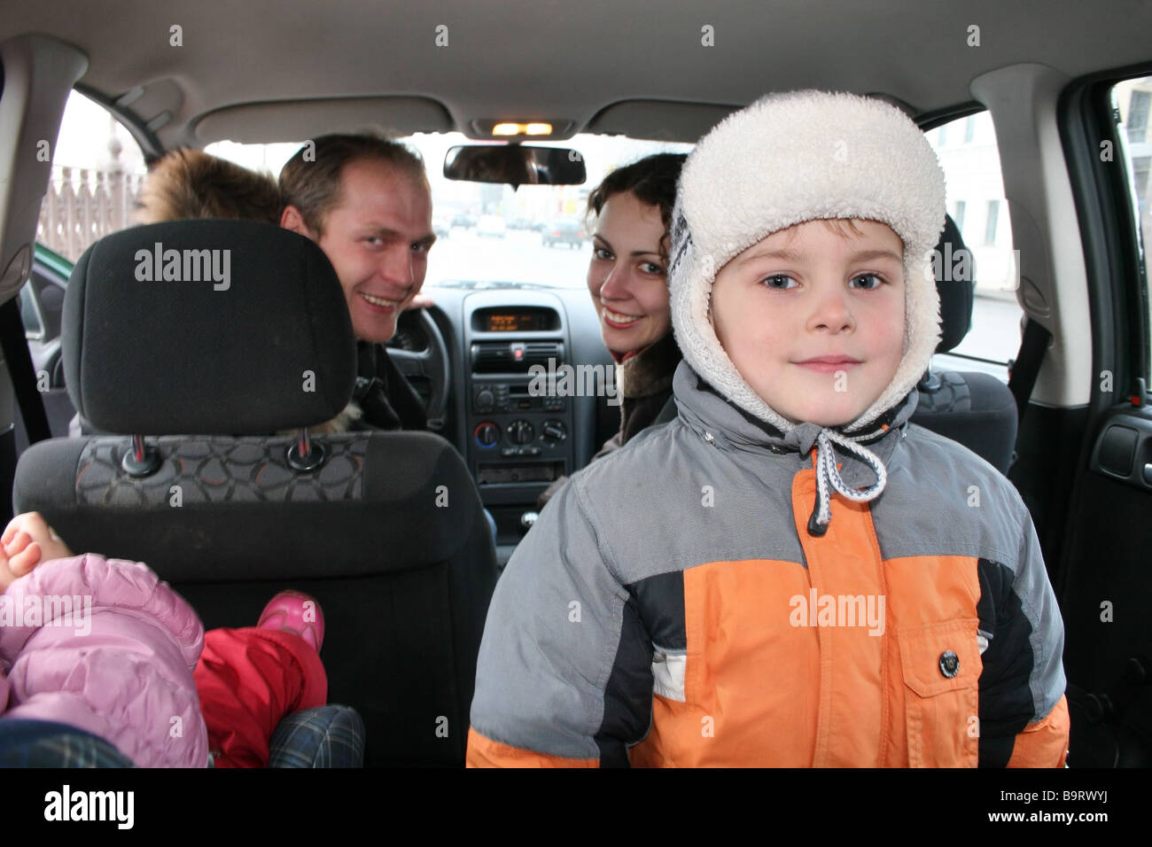 Сын дорога машина. Семья в машине. Семейные фото с детьми машина.