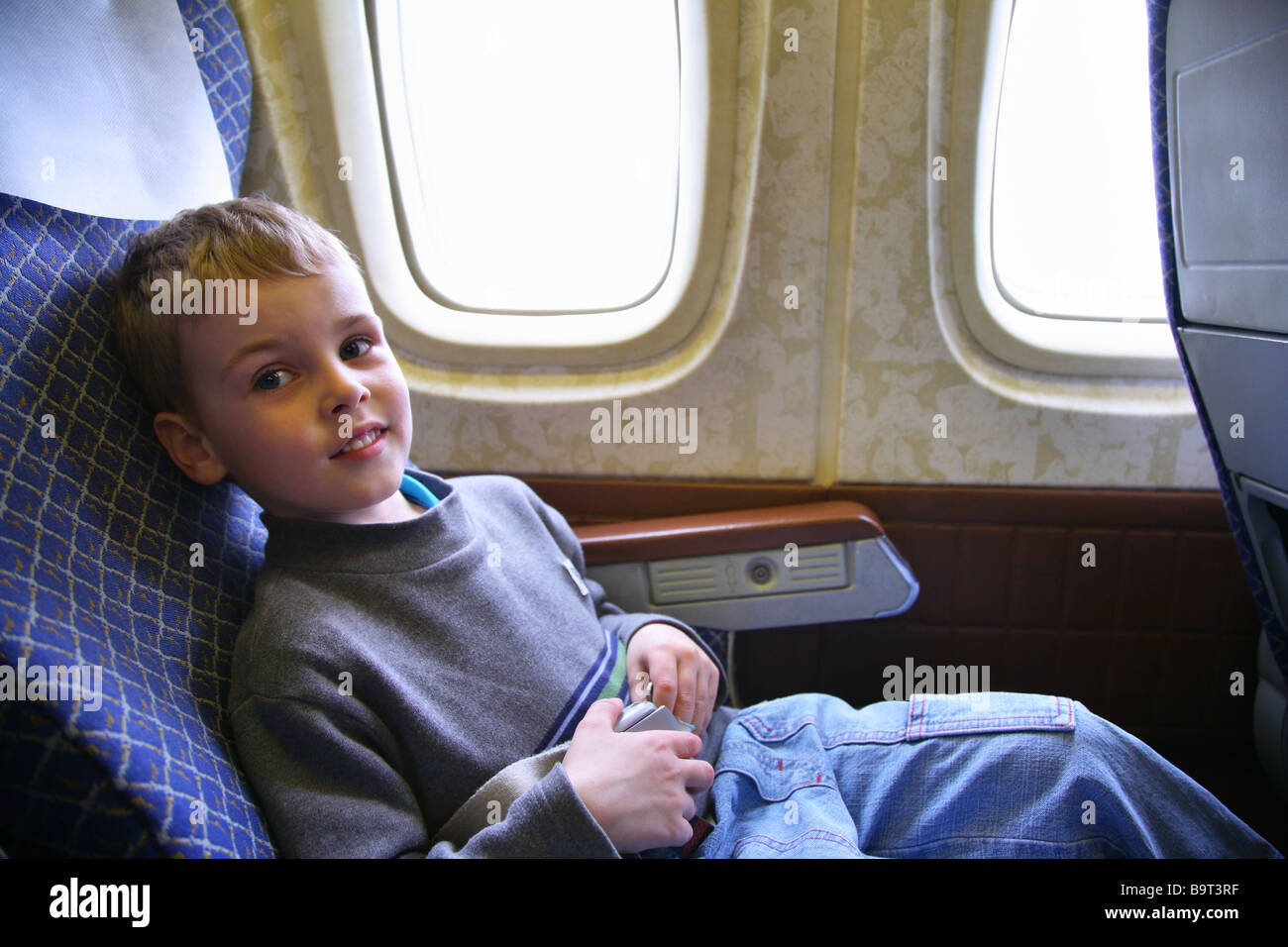Дети в самолете без родителей. Самолет для детей. Для мальчиков самолёты. Мальчик сидит в самолете. Мальчик в кресле самолета.