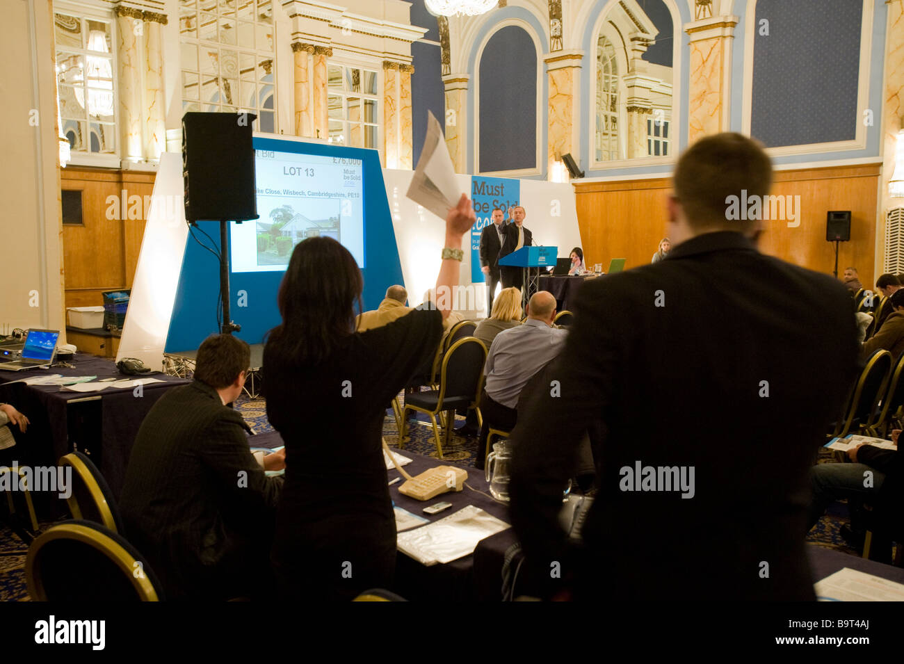 BIDDING DURING PROPERTY AUCTION ORGANISED BY MUSTBESOLD.COM, NEW CONNAUGHT ROOMS, LONDON FEB 2009 Stock Photo