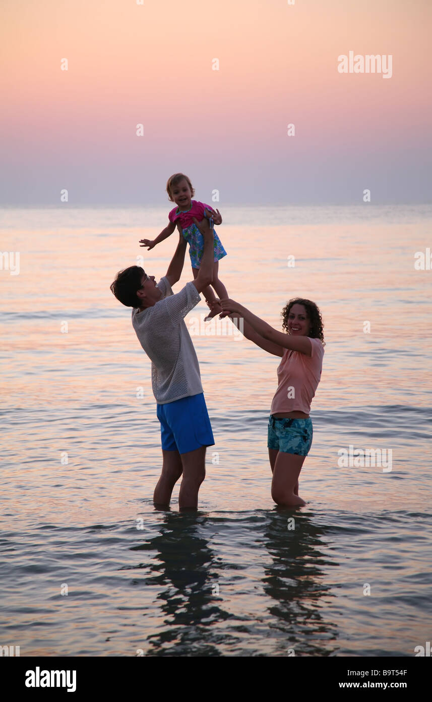 Папу с мамой берегу. Мама папа и ребенок на море. Семья с сыном на море. Фотосессия на море папа мама дети. Отец с малышом на берегу моря.