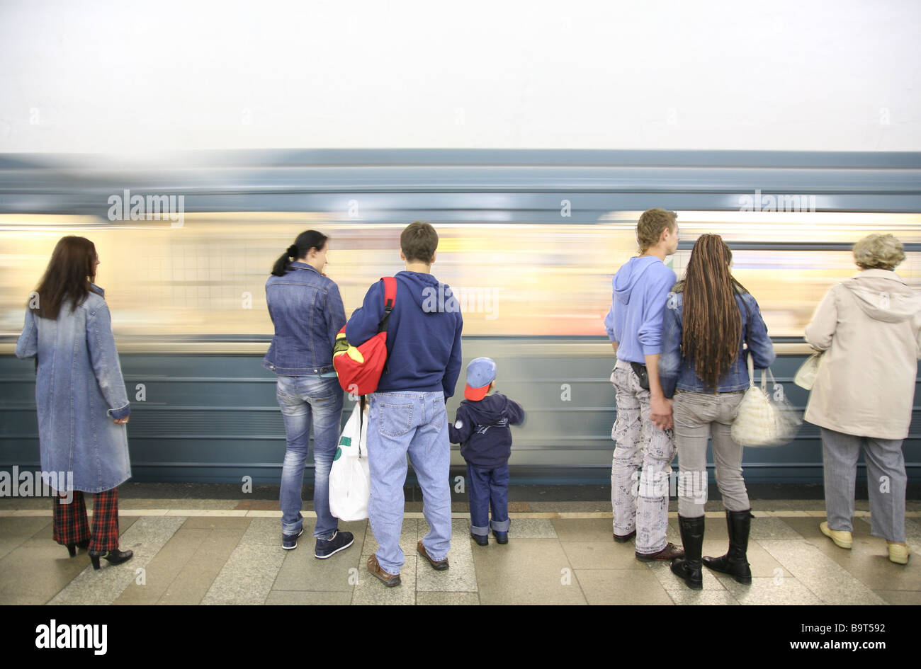 время ожидания метро. метро барселоны фото. ждут поезд метро. великобритании метро 2024. время ожидания метро.