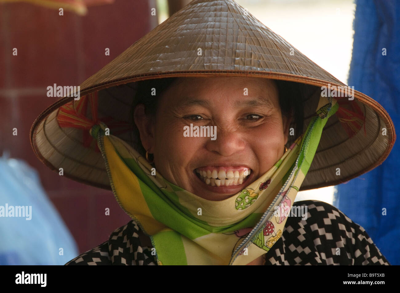 smiling Vietnamese vendor in Hanoi Vietnam Stock Photo - Alamy