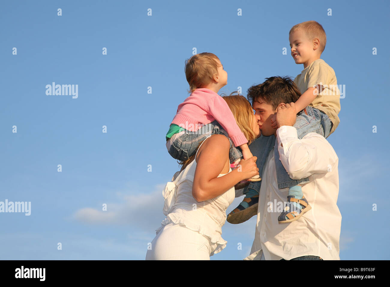 Мама папа поцелуй. Семья с ребенком мальчиком. Семья мальчик и девочка. Дети на плечах у родителей. Семья двое детей мальчик и девочка.