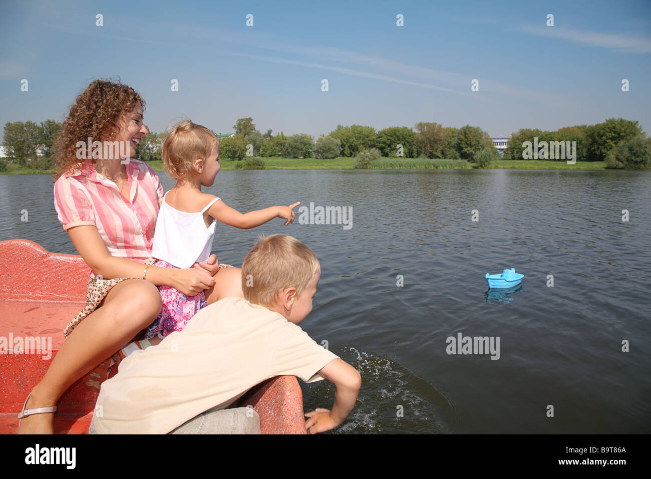 женщины с детьми на речке отдыхают. мальчик на корабле. Mother boat. 12 летняя дочка катаемся на лодке. лодка для семьи 4 человека.