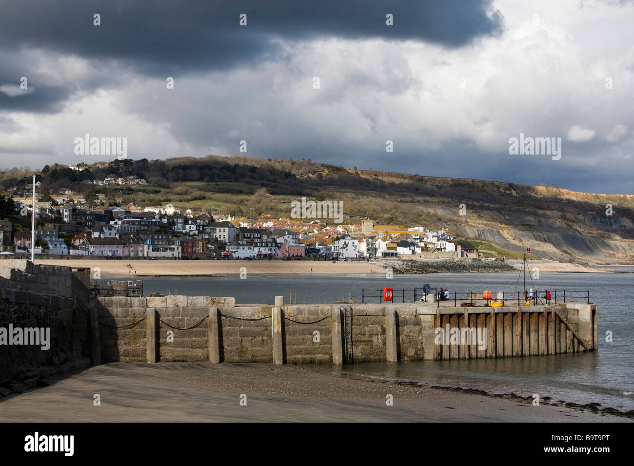 Lyme regis beach hi-res stock photography and images - Alamy
