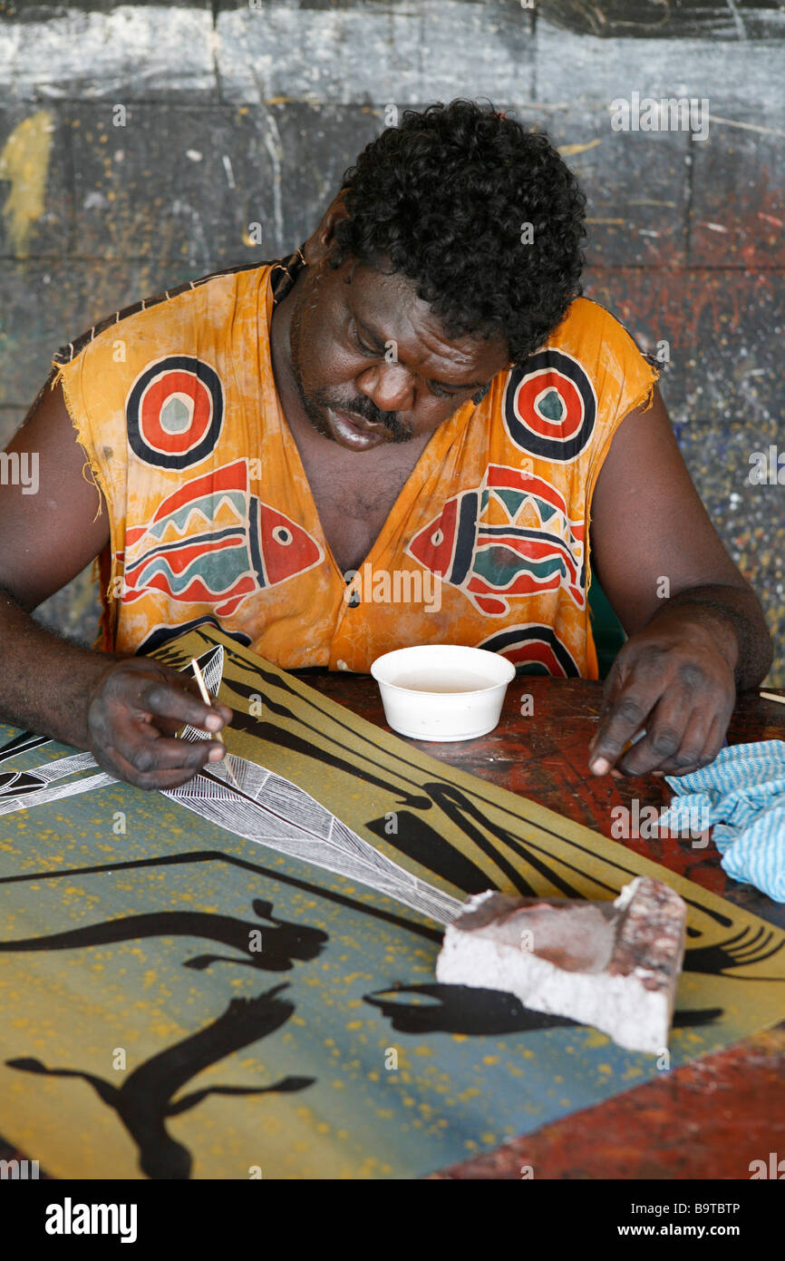 Aboriginal man at the Injalak Arts and Crafts, Arnhem Land, Australia Stock Photo