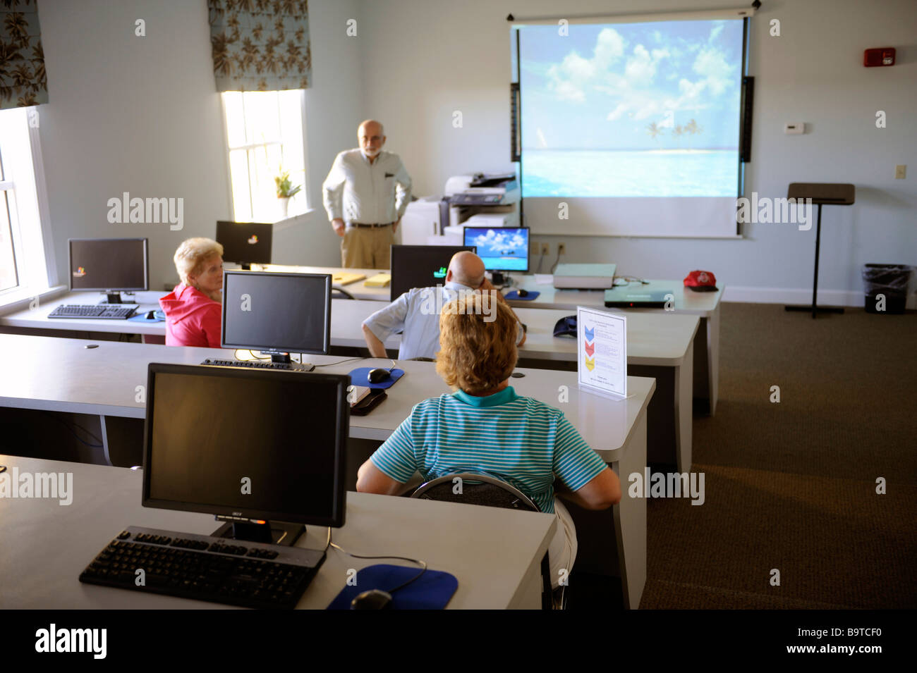 Community center and computer hi-res stock photography and images - Alamy