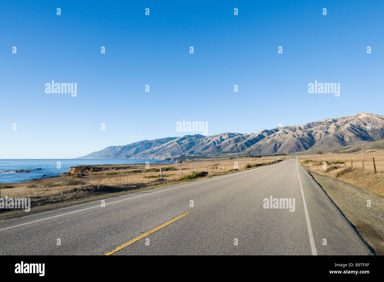 The Pacific Coast Highway or Cabrillo Highway (Highway 1) just south of the Santa Lucia Mountains, Central California, USA Stock Photo