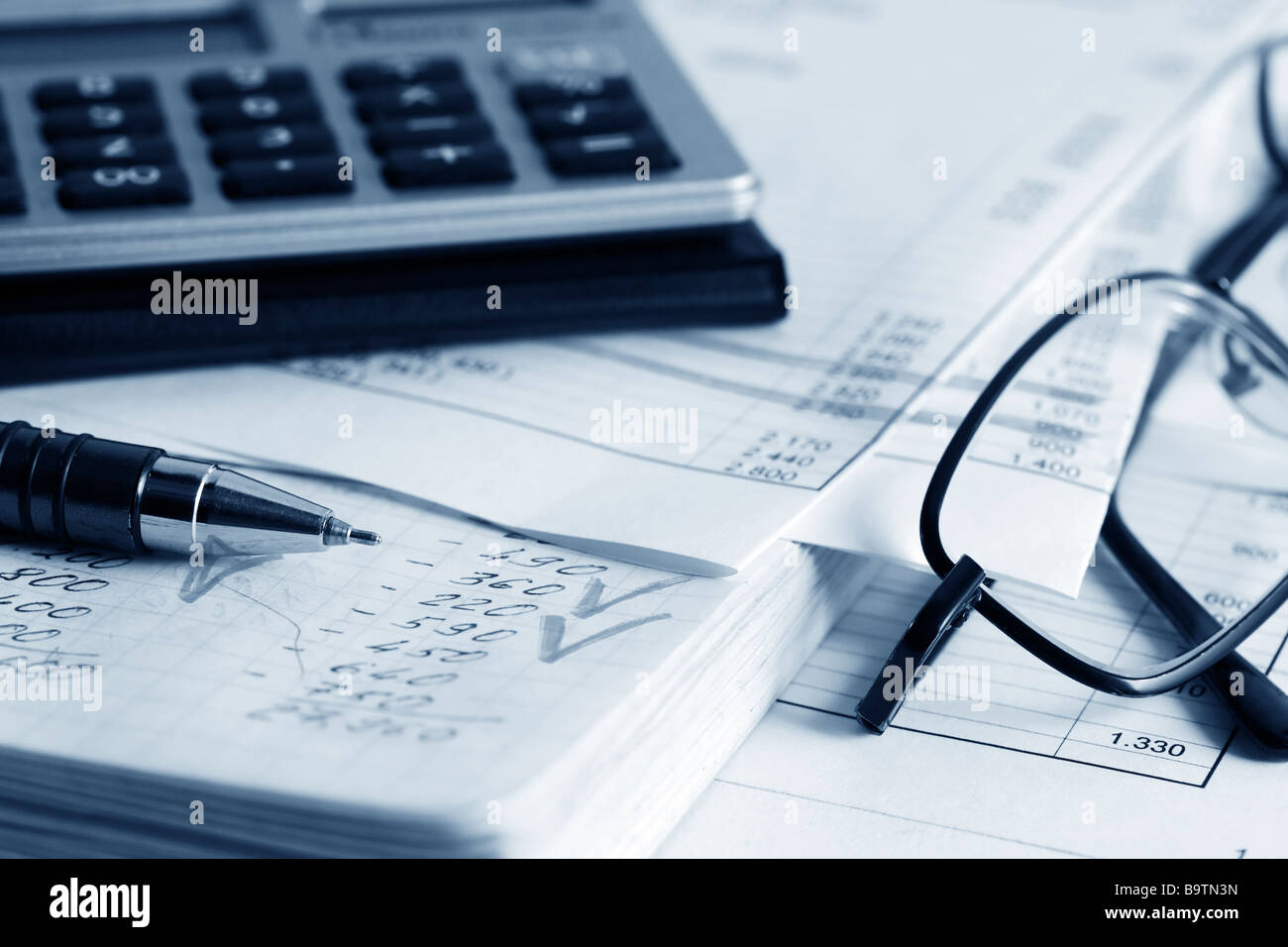 финансы и аудит. документы без фона. искажение бухгалтерской отчетности. повышен имущественный ценз. риски искажения финансовой отчетности.