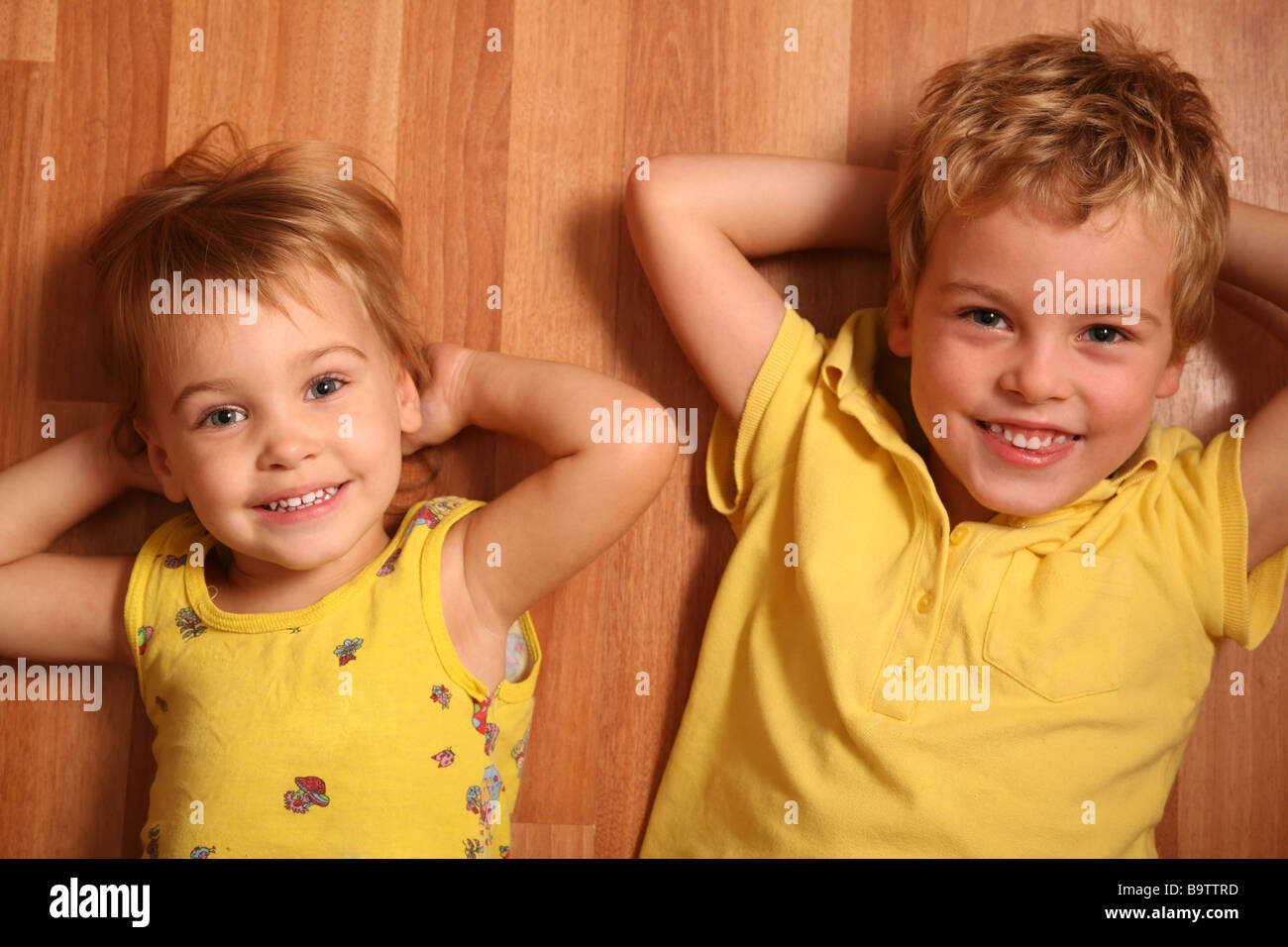 Фотосессия новорожденного и старшего ребенка. Старшие и младшие часы. Брат и сестра обнимаются. Фотосессия два брата с разницей в два года. Старший и младший брат фото.