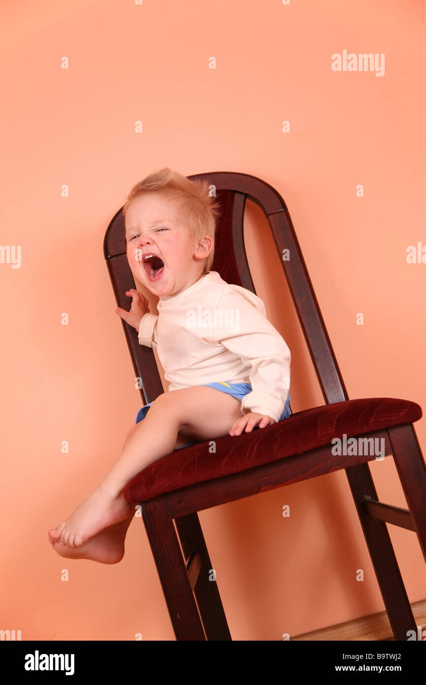 ребенок качается на стуле