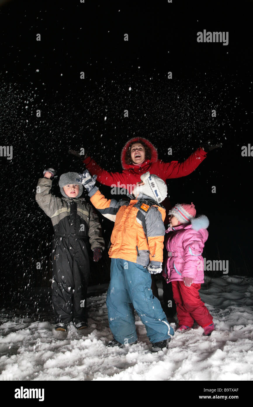 Children at night outside hi-res stock photography and images - Alamy