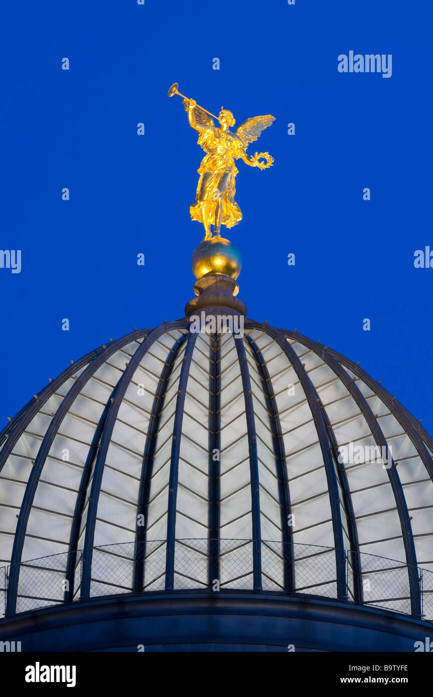 Kuppel der Kunstakademie Zitronenpresse mit goldenem Engel bei Dümmerung Dresden Sachsen Deutschland Dresden dome of Academy of Stock Photo