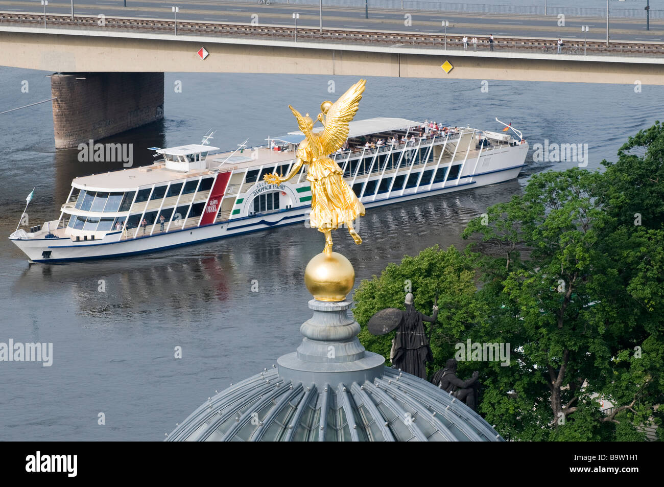 Kuppel der Kunstakademie Zitronenpresse mit goldenem Engel Schiff auf der Elbe Dresden Sachsen Deutschland Dresden dome of Acad Stock Photo