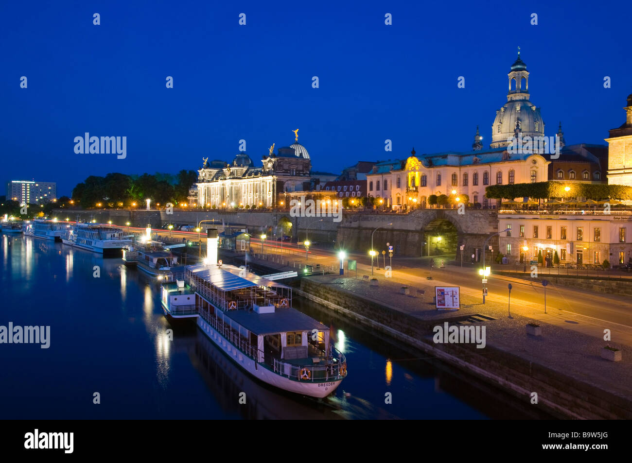 Blick über die Elbe auf barocke Altstadt bei Dümmerung historische Kulisse Brühlsche Terrasse SchaufelraddampferDresden Sachsen Stock Photo