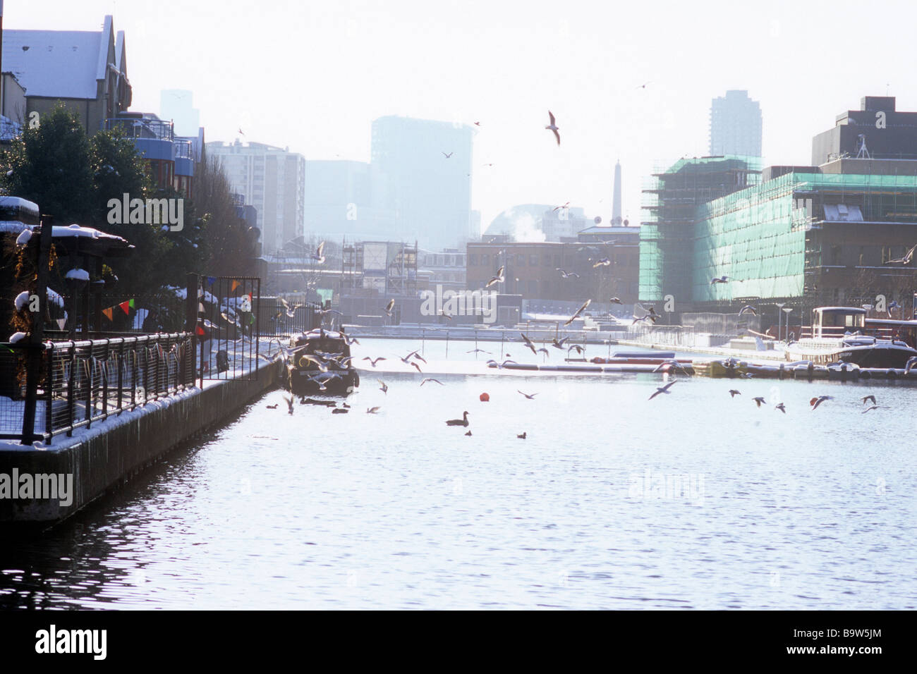 Regents canal city road basin hi-res stock photography and images - Alamy
