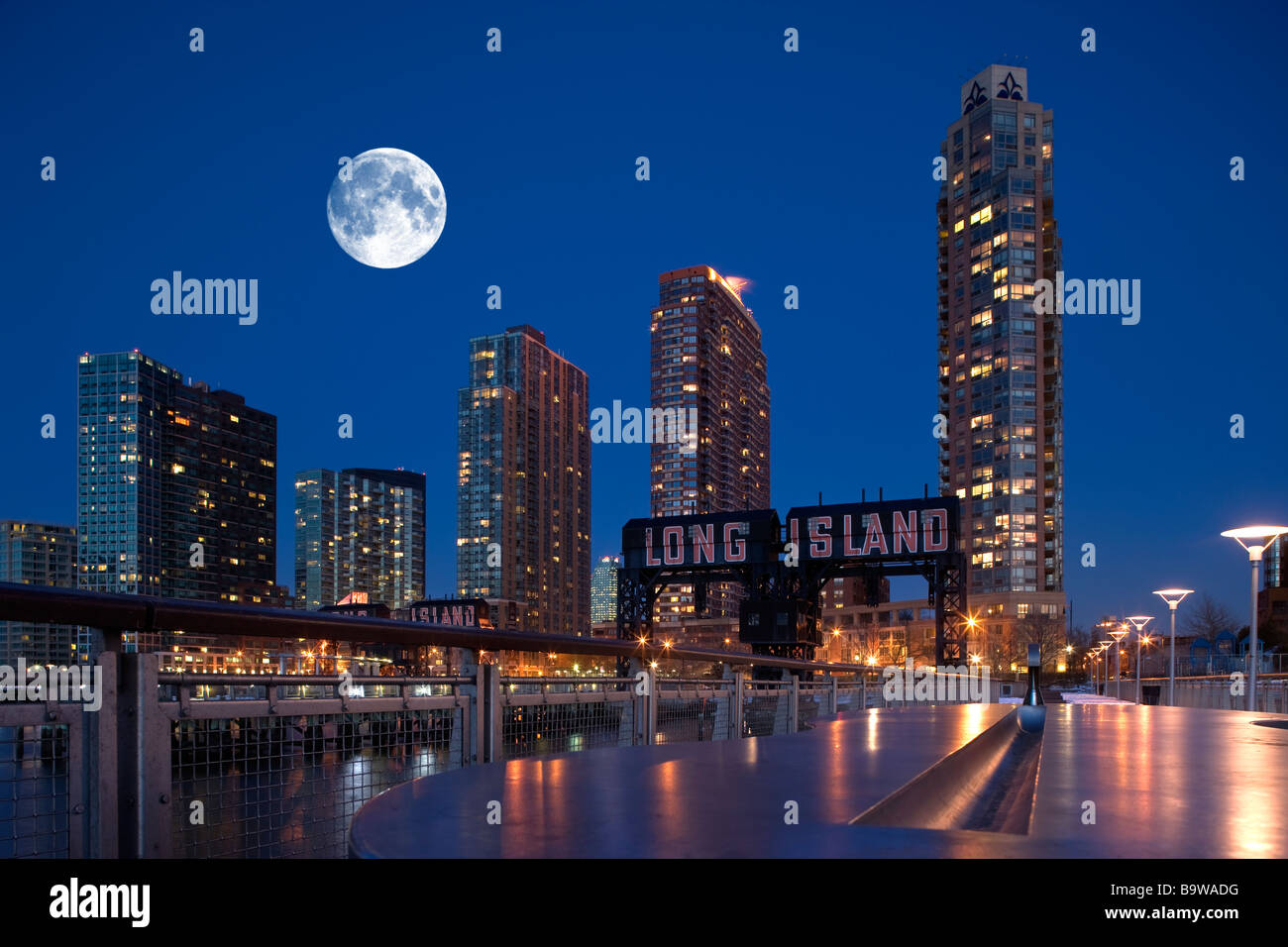 TALL APARTMENT BUILDINGS GANTRY PLAZA STATE PARK LONG ISLAND CITY  WATERFRONT QUEENS NEW YORK CITY USA Stock Photo