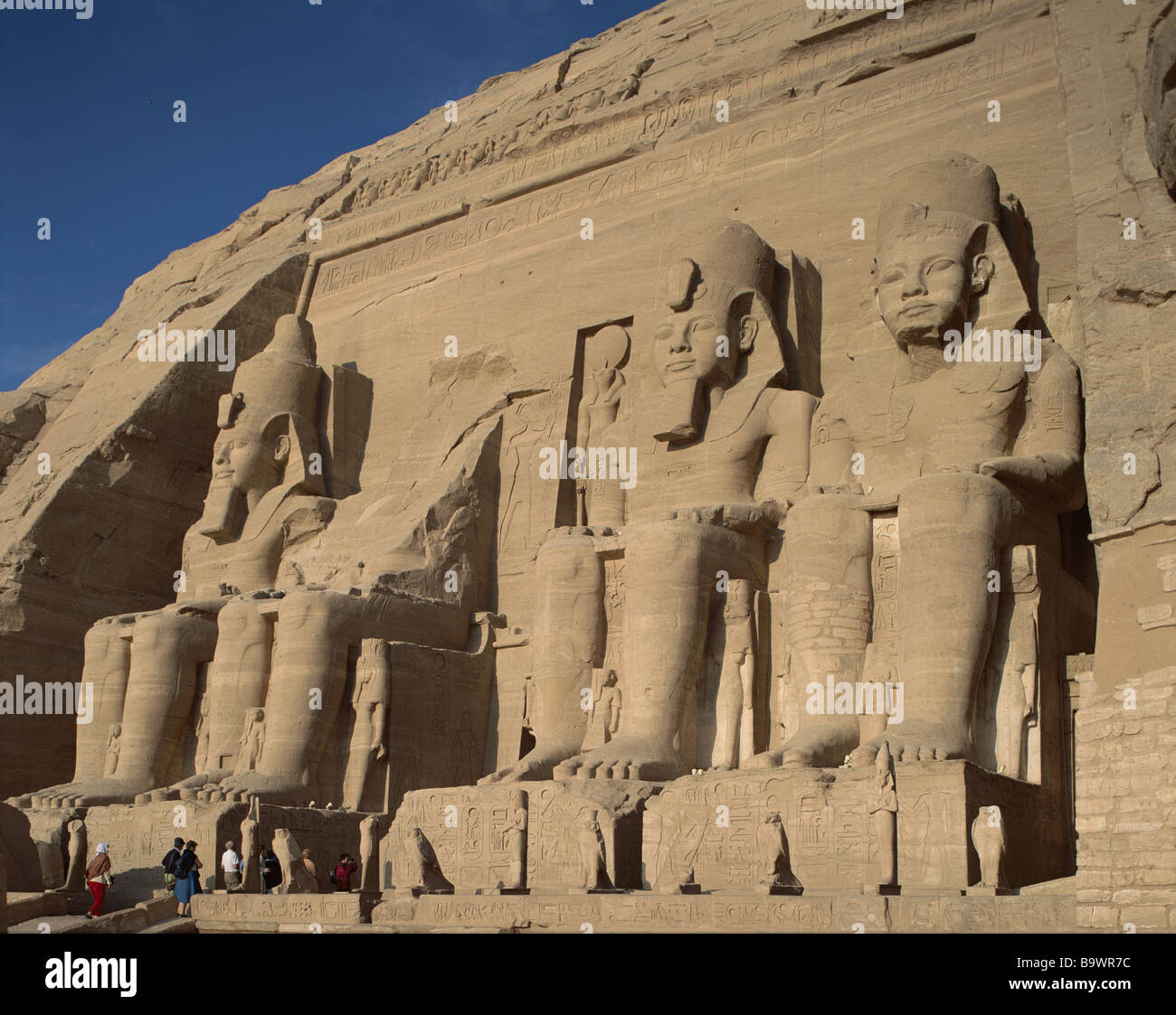 Colossal statues of king ramses ii hi-res stock photography and images ...